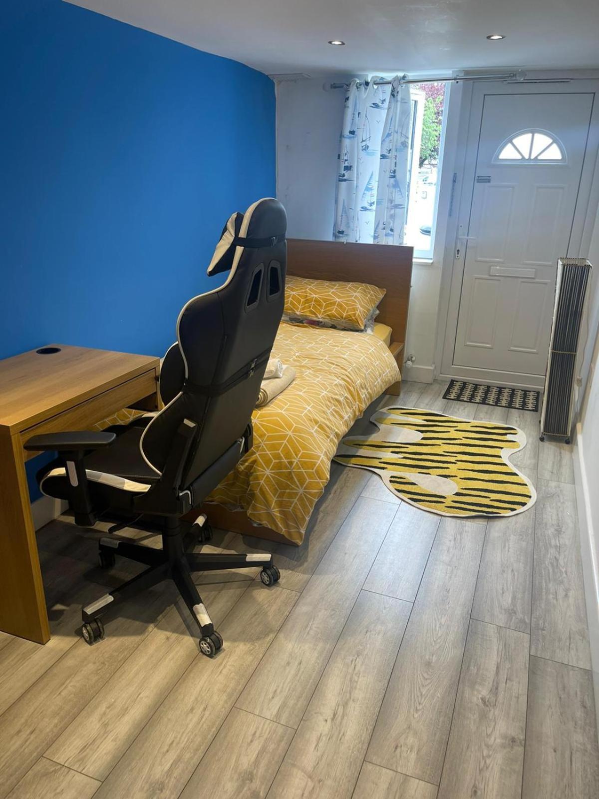 אדינבורו One Bedroom In Spacious Bungalow, Free Parking & Private Entrance מראה חיצוני תמונה
